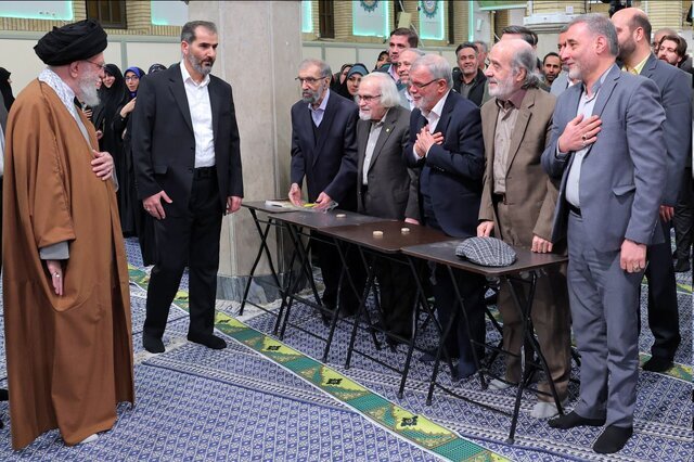 دیدار شاعران با رهبر 
