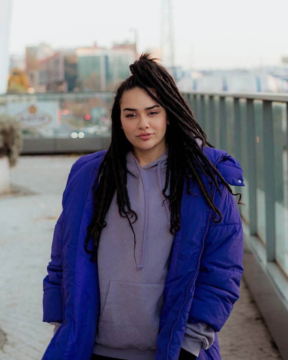 بهار دهکردی کیست