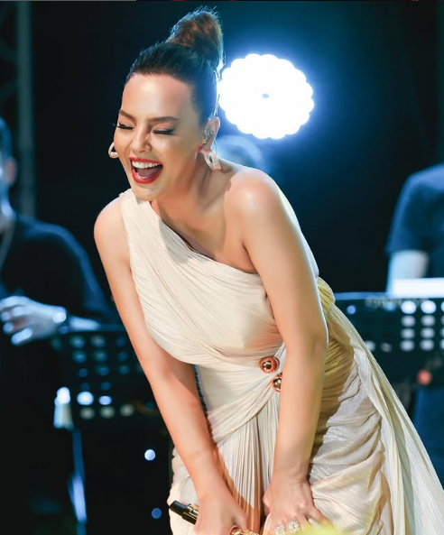 عکس ابرو گوندش روی صحنه عکس ابرو گوندش روی صحنه