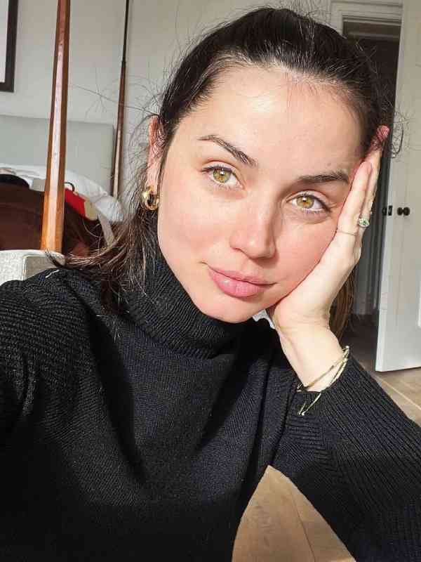 آنا دآرماس بدون آرایش آنا دآرماس بدون آرایش